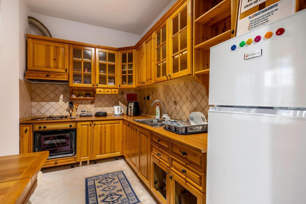 Hostel Nena Semi Тирана Екстериор снимка