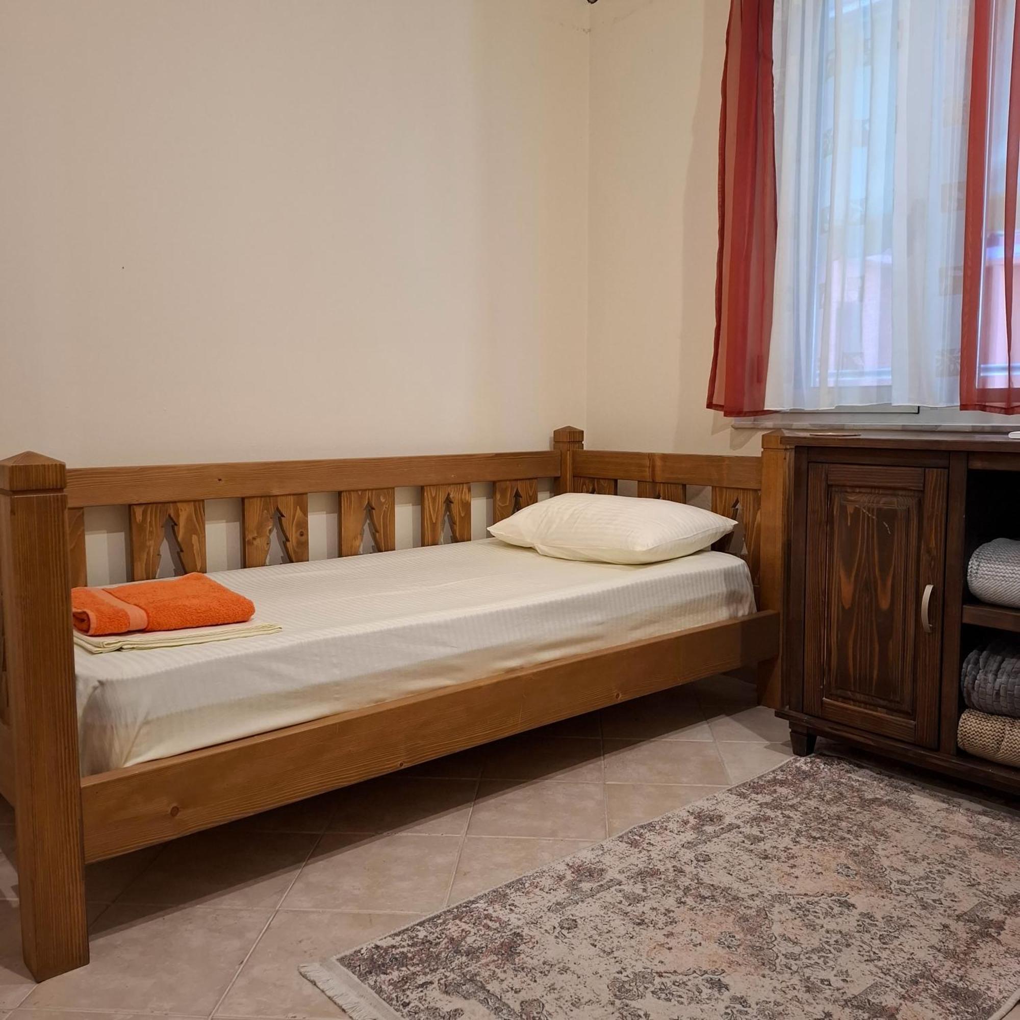 Hostel Nena Semi Тирана Екстериор снимка